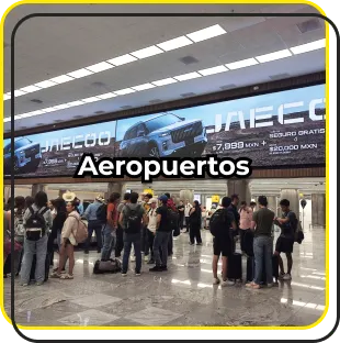 Imagen con muchas personas en un aeropuerto