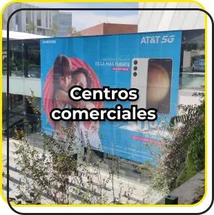 Imagen de un anuncio publicitario afuera de un centro comercial