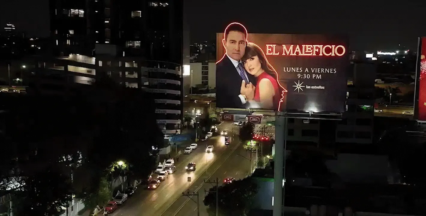 Gif que muestra anuncios en una ciudad